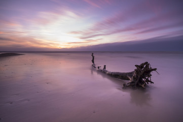 	zachód słońca nad morską plażą