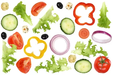 Foto op Canvas Fliegende Zutaten für Salat mit Tomate, Gurke, Zwiebel und Papr © Markus Mainka
