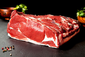 Carne fresca cruda.Chuletón.Filetes de carne fondo negro pizarra