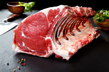 Carne fresca y cruda.Costillas y chuletas de cerdo fondo negro