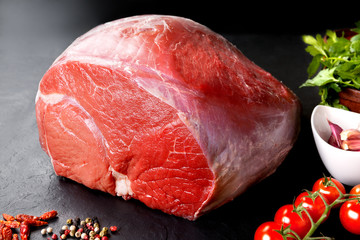 Cerdo sin cocinar fresco y carne de res. carne roja cruda