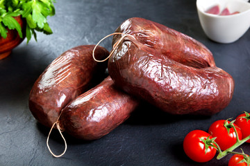 Morcilla fresca sin cocinar con perejil y tomate. carne de cerdo