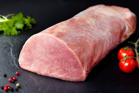 Carne de cerdo cruda fresca. Rollo de carne de cerdo sin cocinar