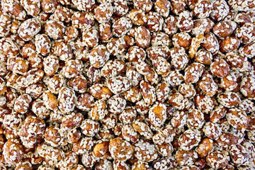 Peanuts in caramel with sesame texture