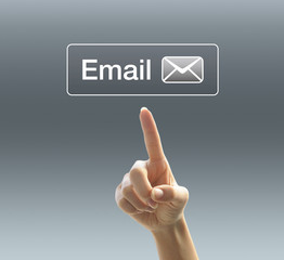 メールと女性の手