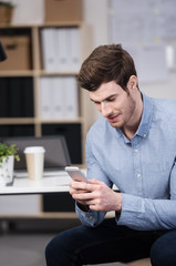 mann liest nachrichten auf seinem mobiltelefon