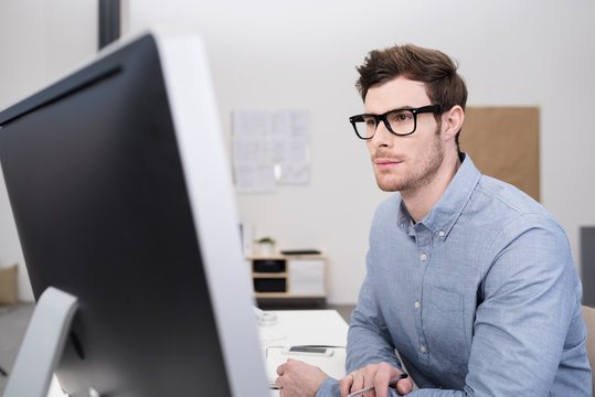 kompetente mitarbeiter schaut auf computer