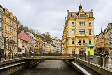 Naklejka premium Чехия. Карловы Вары. Мост через реку Тепла.