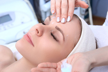 Fototapeta premium Cleansing peeling at the beauty salon.