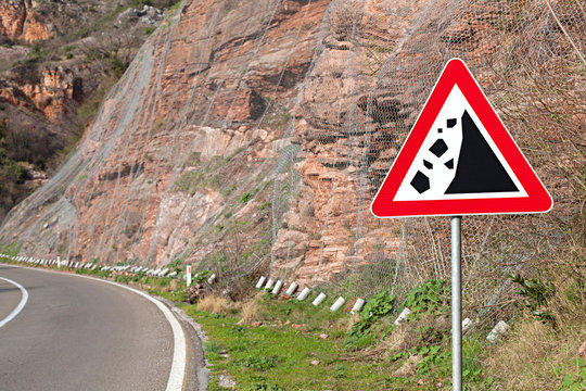 Premium Photo  Good shot of rockfall on rocky mountain steep slope and  long trail of dust. good moment of dangerous scene with falling stones and  boulder from rocks. rockfall in mountains.