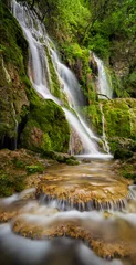 Fototapeten Schöner Wasserfall zwischen Klippen im Frühling © Jess_Ivanova