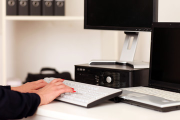 Hände am Keyboard zum Email schreiben