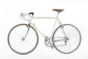 Vélo de course vintage isolé sur fond blanc