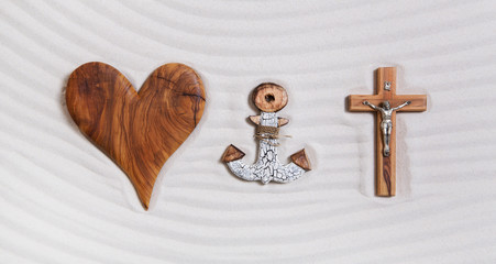 Herz, Anker und Kreuz: die drei göttlichen Tugenden