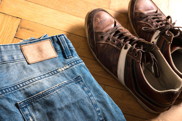 Schuhe und Jeans auf dem Boden