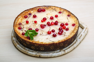 Cheesecake with berries and mint