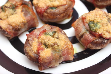 Champignons mit Speck und Bärlauchbutter