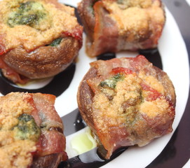 Champignons mit Speck und Bärlauchbutter