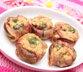 Champignons mit Speck und Bärlauchbutter