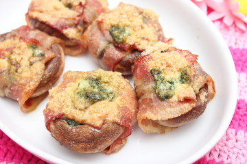 Champignons mit Speck und Bärlauchbutter