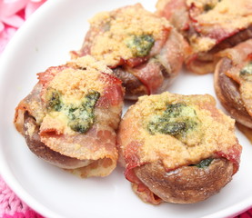Champignons mit Speck und Bärlauchbutter