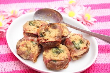 Champignons mit Speck und Bärlauchbutter