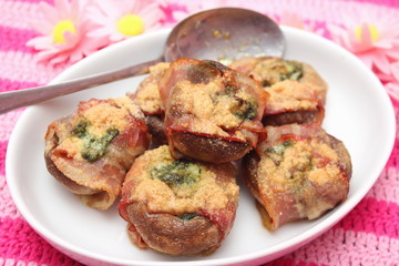 Champignons mit Speck und Bärlauchbutter