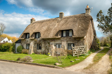 Fototapeta na wymiar Beautiful thatched cottage at Corfe castle village in Dorset