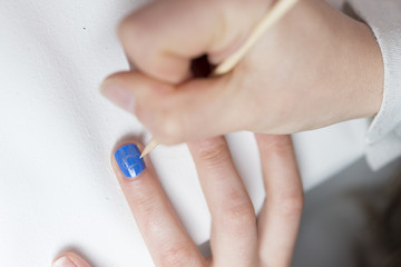 Obraz na płótnie Canvas woman in a nail salon receiving a manicure
