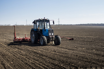 Obraz premium tractor in the field sow