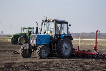 Obraz premium tractor in the field sow