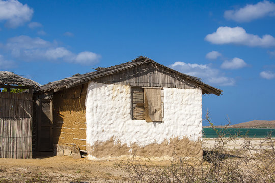Casa tradicional de bahareque en el id&iacute;lico paisaje del Cabo de la Vela en la regi&oacute;n de la Guajira en Colombia