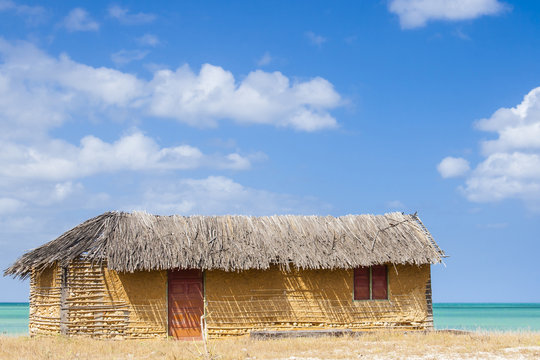 Colorida casa tradicional en el id&iacute;lico paisaje de una playa caribe&ntilde;a en el Cabo de la Vela en la regi&oacute;n de la Guajira en Colombia