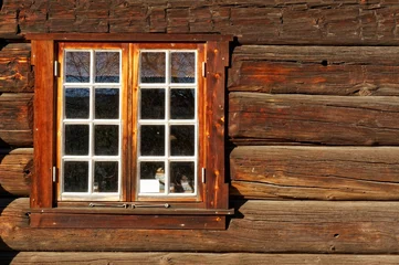 Photo sur Plexiglas Scandinavie Norwegian wall of logs with window