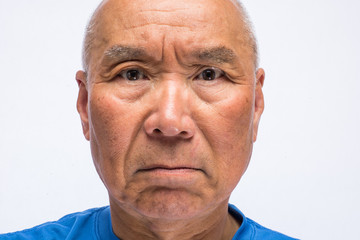 怒り顔のシニアのアップ