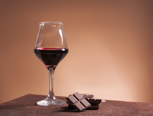 Red wine glass and chocolate - 80609461