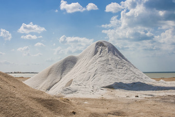 Fototapeta na wymiar Montículos de sal cruda en la mina de sal a cielo abierto de Manaure en la Guajira en Colombia