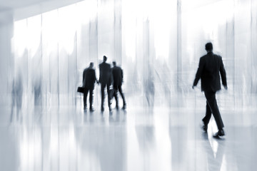 Fototapeta premium grupa ludzi w centrum biznesowym lobby