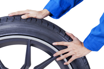 Obraz premium Mechanic hands replace a tire