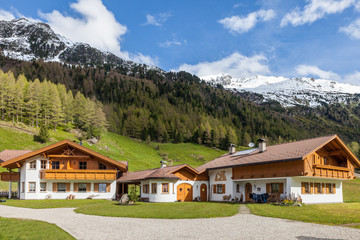 Fototapeta na wymiar Moderner Bergbauernhof in Südtirol