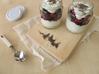 Schichtdessert mit Labne Joghurt, Beeren und Chia-Samen