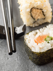 Sushi auf Schieferplatte