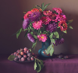 букет из осенних розовых и фиолетовых цветов