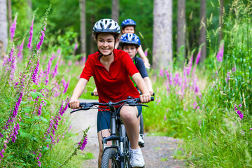 Naklejka premium Healthy lifestyle - family biking