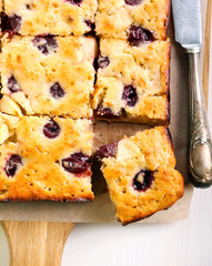 Apple and berry traybake