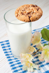Obraz na płótnie Canvas Chocolate cookie and glass of milk