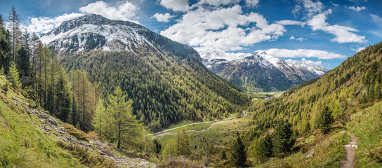 Fototapeta na wymiar Gebirgstal in Südtirol