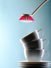 tassenstapel mit bürste