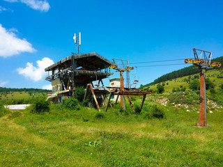 Alte Seilbahn mit blauem Himmel und Sonnenschein