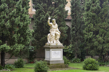 Fototapeta na wymiar Basilica di Santa Croce in Florence, Italy. Internal court yard.
